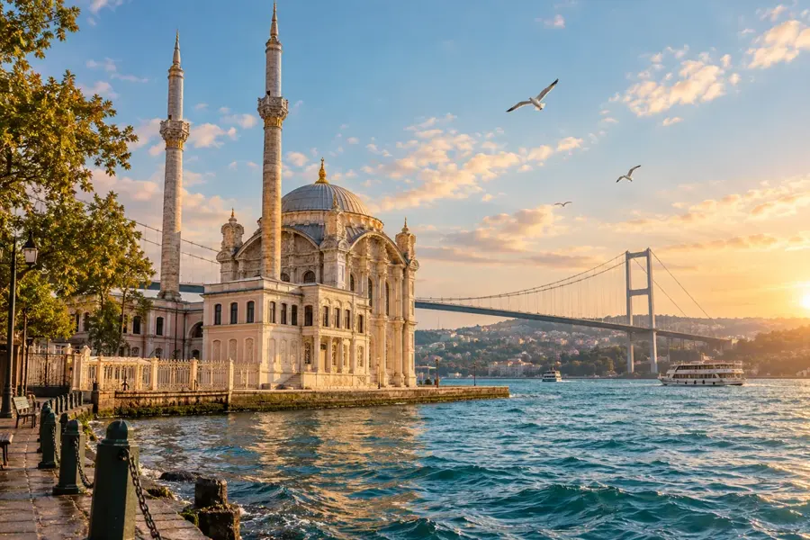Ortaköy Camii ve Boğaz Köprüsü için temsili AI kartpostalı
